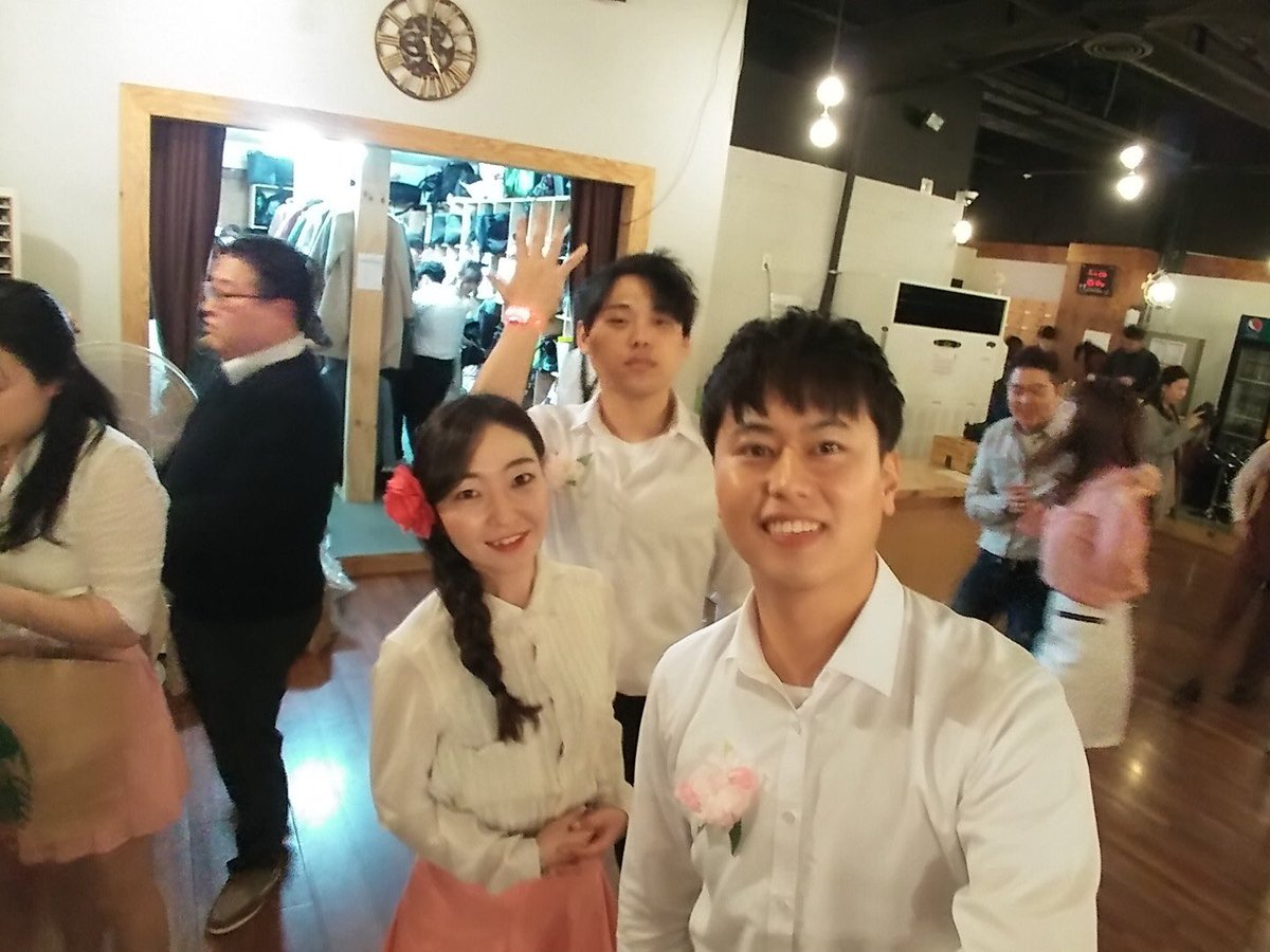 starmrmroo's tweet photo. #셀카 #selfie 
백만년 셀카로 #생존신고 
요즘 스윙꿈나무가 되려고 무던히 노력하느라 즐거울뿐💃🏻👯‍♀️
.
.
#스윙피버 #린디합 #대전 #궁동 #봉명동 #스윙댄스 #졸공끝났다아 #swingdance #daejeon #スイングダンス #flowers #고마워 https://t.co/1coE0nqQ0U