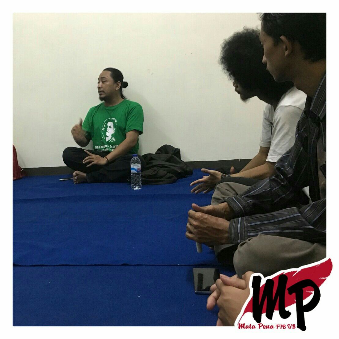 Kemarin Mata Pena mendapat kesempatan untuk sharing sastra bersama Pelangi Sastra yang diwakili oleh Mas Deny.

Sharing ini dilakukan untuk menambah wawasan mengenai sastra dan silaturahmi antar komunitas.