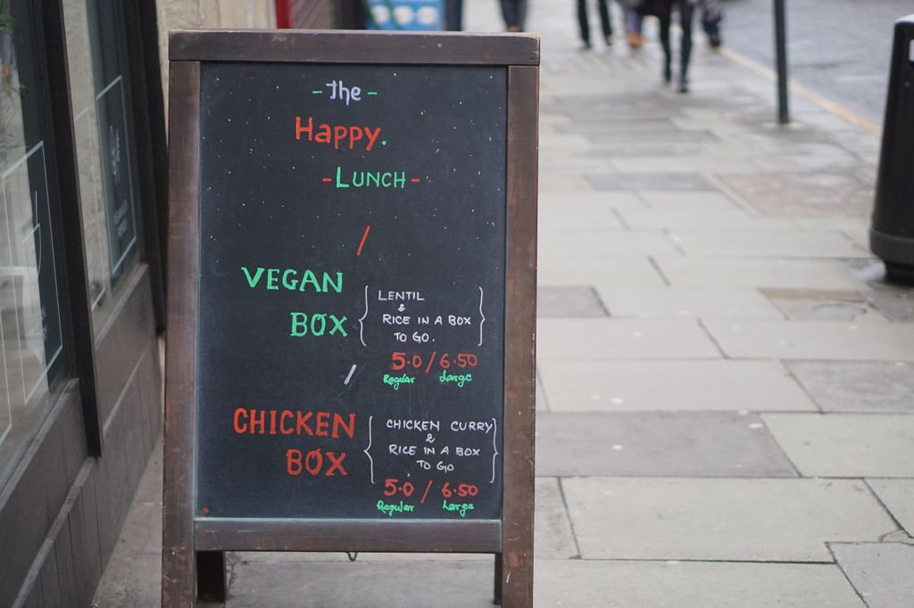 newdelis's tweet photo. Its #LunchTime and have you heard of our fabulous lunch deals? Come grab a Quick Takeaway! #Clerkenwell #IndianFood https://t.co/JyySkk3iio