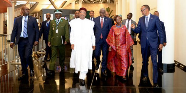 MuhangaCity's tweet photo. Les dirigeants africains présents à #Kigali pour le sommet extraordinaire de l'@_AfricanUnion, ont signé l'accord prévoyant l'instauration d'une zone de libre-échange continentale. Le plus dur commence désormais, avec la ratification du projet. #ACFTA2018 @Rwamahoro @LuckL33 https://t.co/BdH3cfHpzH