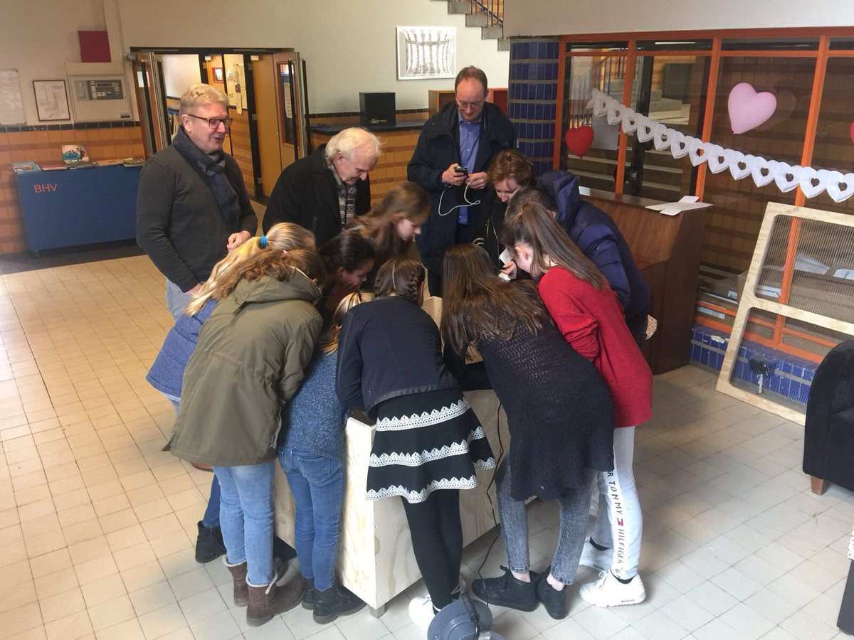 De kuikens zijn gisteravond gekomen. Tot de meivakantie blijven ze in de bak. Daarna gaan ze naar buiten. Voldoende tijd om ze te laten wennen en veel met ze te knuffelen. Dat vinden ze heerlijk.