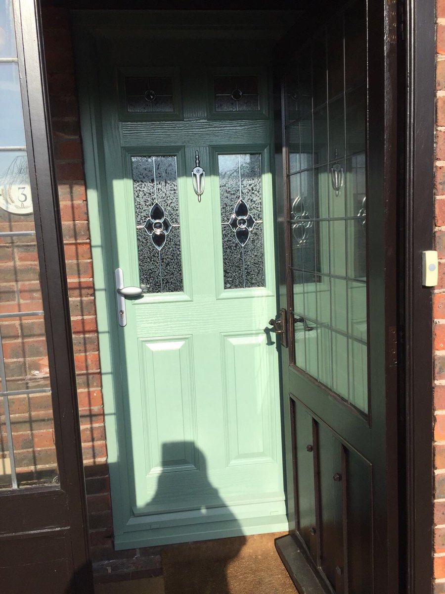 GreenoakCo's tweet photo. Greenoak Concept & Design latest door installation. @SynsealTweet
Chartwell Green Synseal masterdor "Derwent" composite Front door with Finesse glass including a chrome leaver pad handle, letter plate and Victorian Urn. #Masterdor #Synseal. One very happy customer. Part 1 of 2 https://t.co/q1khSjohtd