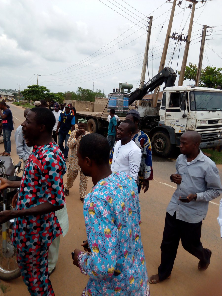 EdenorthAC's tweet photo. #PromiseKept

Hon. Mukaila Uthman (Beile), The Executive Secretary of Ede North Area Council has fulfilled the promise made to the people of Awere community, Owode Ede by giving them new 500kva transformer. @raufaregbesola @rconnect247 @alabiwale29 @OSUN_APC @AjiboyeMaruff https://t.co/JczCJjG2Aa