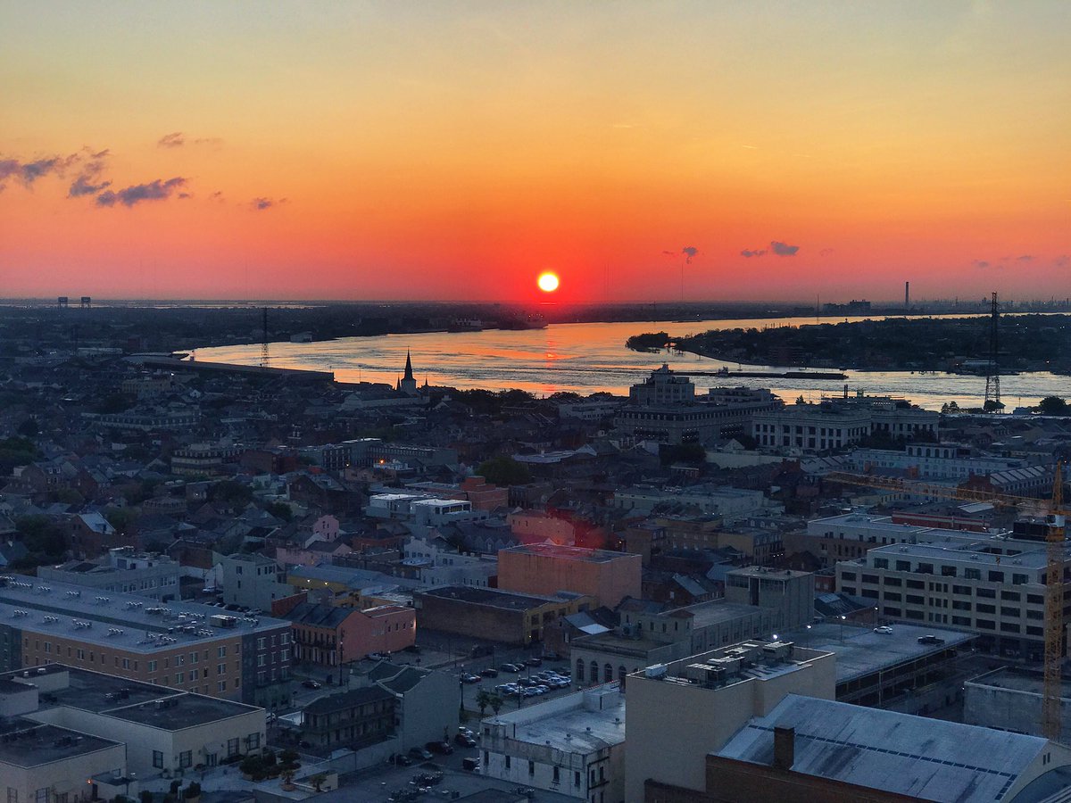 DavidMora's tweet photo. Spectacular sunrise over the Crescent City this morning. Have a wonderful Wednesday, y’all! 🌞🌙🌇 #goodmorning #lawx #neworleans #onetimeinnola https://t.co/15KLbOqbiG