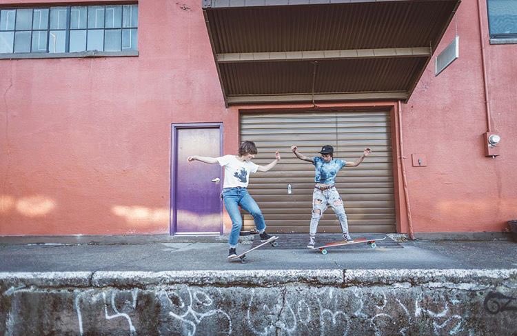 longboardgirls's tweet image. Carla Javier swears she &amp;amp; Cat high-fived a second after this.
Skating with your friends is the best 🦄🙏🏾💕
📷 @skatography 

#skateandhighfive #longboardgirlscrew #skatelikeawoman #girlgang