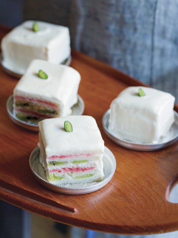 Elle Gourmet エル グルメ A Twitter お弁当にも ギャザリングにもぴったり まるでケーキなキュートサンド T Co Pi7cnscemw ピンク グリーンの鮮やかなボーダーが可愛い フルーツキューブサンドを作ってみて フルーツサンド レシピ