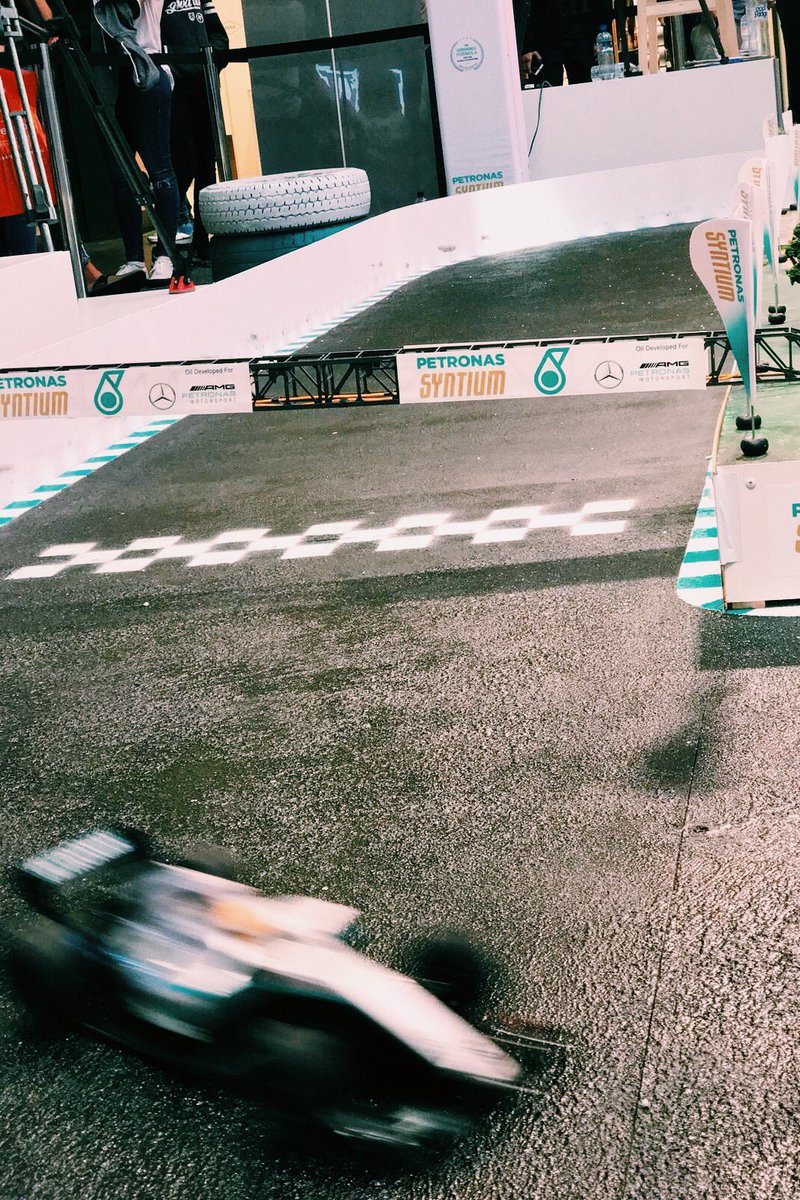 MercedesAMGF1's tweet image. Syntium with CoolTech arrives in 🇦🇺! 

@LewisHamilton spent the morning with @PET_Motorsports talking #FluidTechnology 🤓

#AusGP #DrivenByEachOther