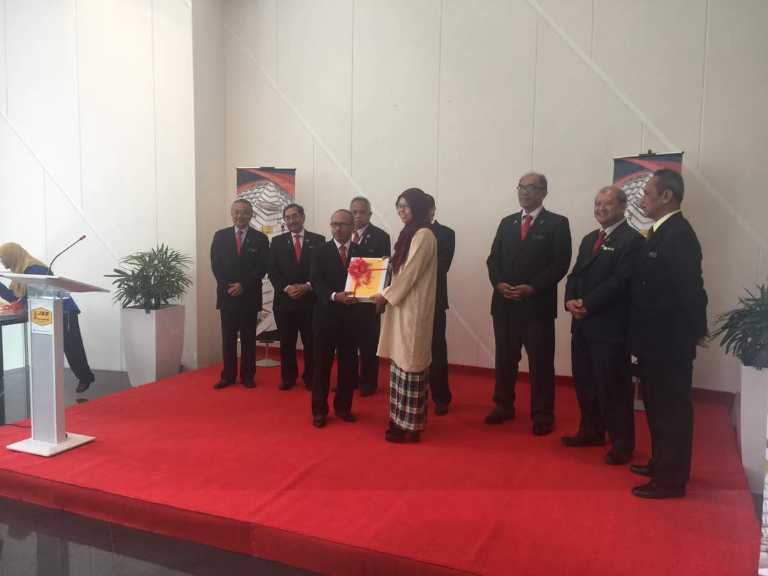 21 Mac 2018 | Majlis penyerahan Surat Setuju Terima (SST) dan Dokumen Kontrak (secara 2 in 1) bagi 2 projek CKBA1 disempurnakan oleh YBhg Dato' Sri KPKR <a href="/RoslanMdTaha/">Roslan Md Taha</a>. Syabas &amp; Tahniah kepada PKCKBA1 <a href="/AJamrus/">AzmanJamrus</a>, HOPT (BPP5) dan semua HODT yg terlibat. <a href="/JKRMalaysia/">JKR Malaysia</a> <a href="/arkamaluddin/">Kamaluddin Abdul Rashid</a>