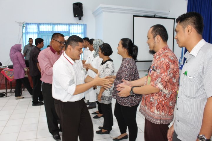 bppsdm_bp3medan's tweet photo. Ka. BPPP Medan @MathiusTiku menutup Secara Resmi Pelatihan Kinerja Penyuluh Angkatan 1 dan 2. Keakraban terjalin antara Trainer, Panitia dan peserta dengan bersalaman. #pelatihanhebat #RisetdanSDMKP 
@brsdm_kp @puslatluhkp @Natalia_Liandra @agu_zid @AlidaSilalahi @Topitpenyuluhsi https://t.co/93lLddZOsO