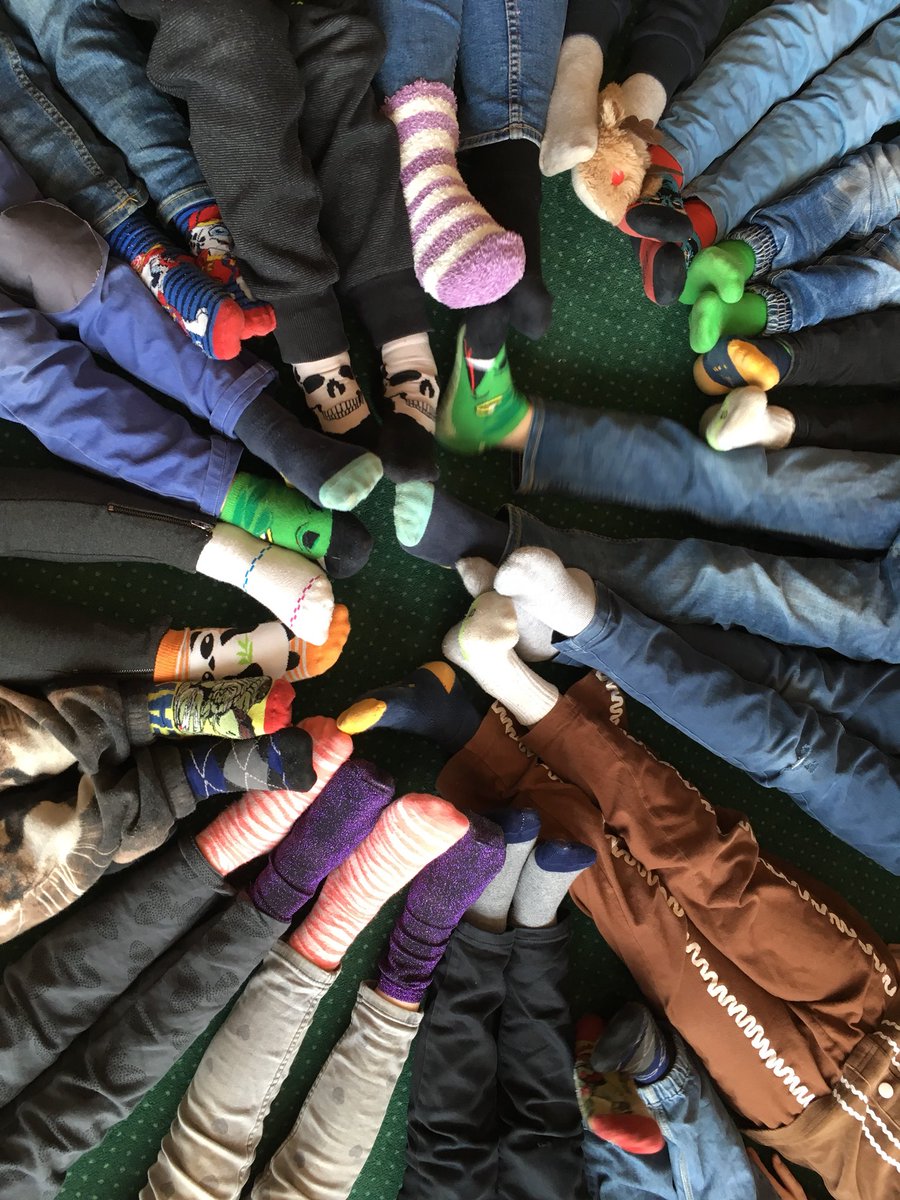 F-klass grön rockar sockorna idag 👣😃 @stenkulaskolan