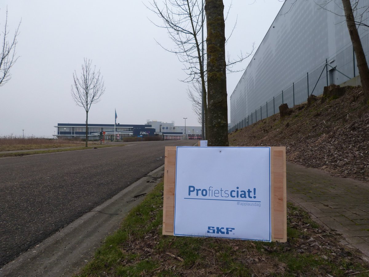 SKFLogistics's tweet photo. Vanochtend blije gezichten op weg naar het werk  #applausdag #clapauvelo #profietsciat #actiefietsersbond https://t.co/Ec8fYZHJLw