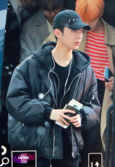 _LIN_PING_'s tweet photo. 180321 인공 출국 

🤴🏻✨

#워너원 #WANNAONE #라이관린 #LAIKUANLIN #赖冠霖 https://t.co/p1pEqx25Pn
