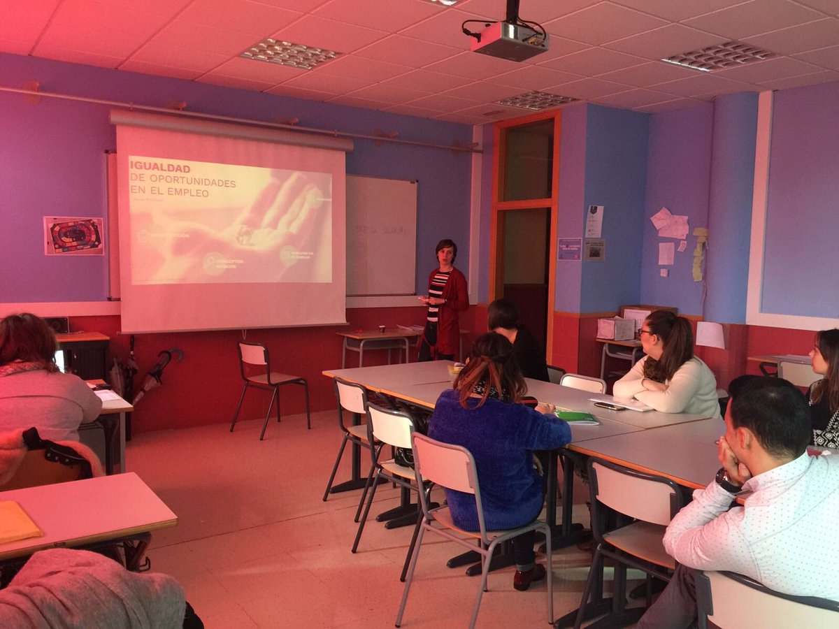 LanzaderaNalon's tweet photo. #FelizMiercoles nuestra compañera @ysiyo nos está dando formación sobre #IgualdadDeGénero #FSE #JuntosEsMasFacil @mayte_garcia @Lanzaderas_EES @innorbita @fundacionTef @FundacionSMLRPH https://t.co/HcWEbadJYi