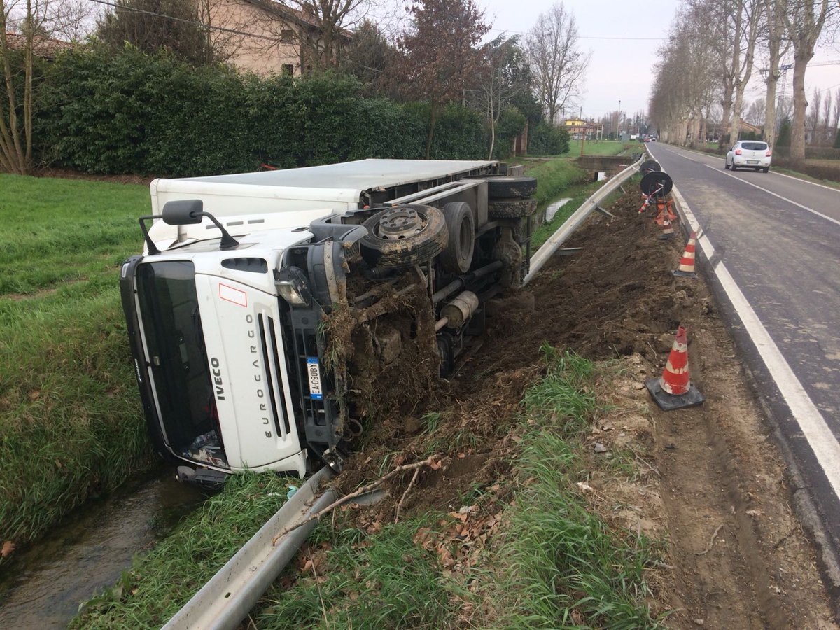 provinciamodena's tweet photo. #SP1 chiusa per 2 ore tra #Soliera e Limidi per consentire il recupero di un mezzo pesante ribaltato la scorsa notte. #stradePROVMO @GCMuzzarelli @Emergenza24 @PMTerredargine @ModenaPM @ComuneG @gazzettamodena @RADIOBRUNO1 @RobertoSolomita @LuceverdeRadio https://t.co/bZLQLMNJOD