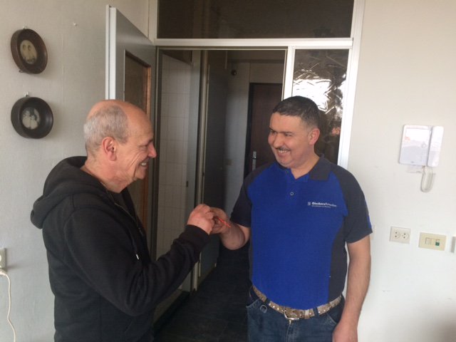 Laatste gerenoveerde woning opgeleverd! Onze serviceman Miloud overhandigde de sleutel aan de bewoner van het appartementengebouw aan de Maasstraat in Den Haag. In opdracht van <a href="/staedion/">Staedion</a> heeft <a href="/GiesbersRdam/">GiesbersRotterdam</a> in totaal 100 woningen gerenoveerd. #VanGasLos  #teamwork #trots