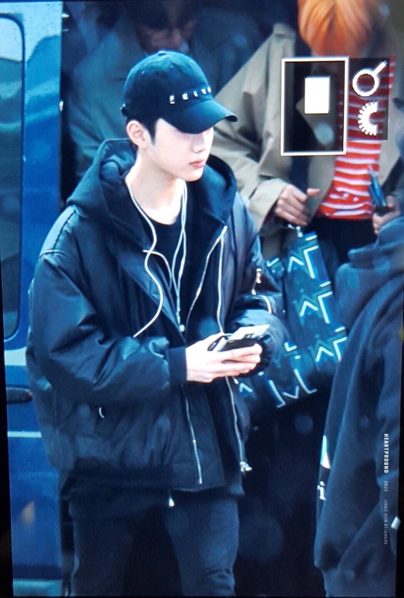 HeartPround0923's tweet photo. 180321 인천공항 출국 
我會一直愛妳.
#워너원 #라이관린 https://t.co/6N27Z26DHj