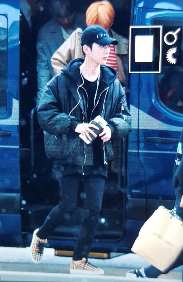 HeartPround0923's tweet photo. 180321 인천공항 출국 
我會一直愛妳.
#워너원 #라이관린 https://t.co/6N27Z26DHj
