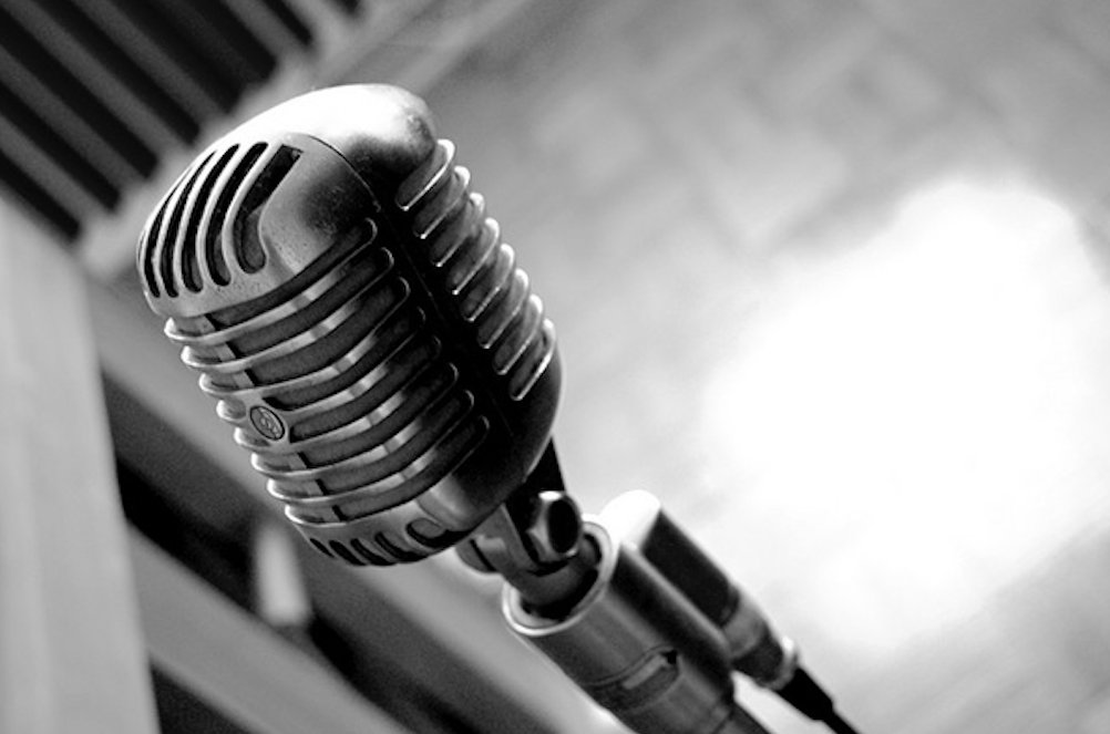 Irig mic studio. Фон для подкастов. Центральный микрофон. Ik multimedia irig mic studio. Ведущий с микрофоном.