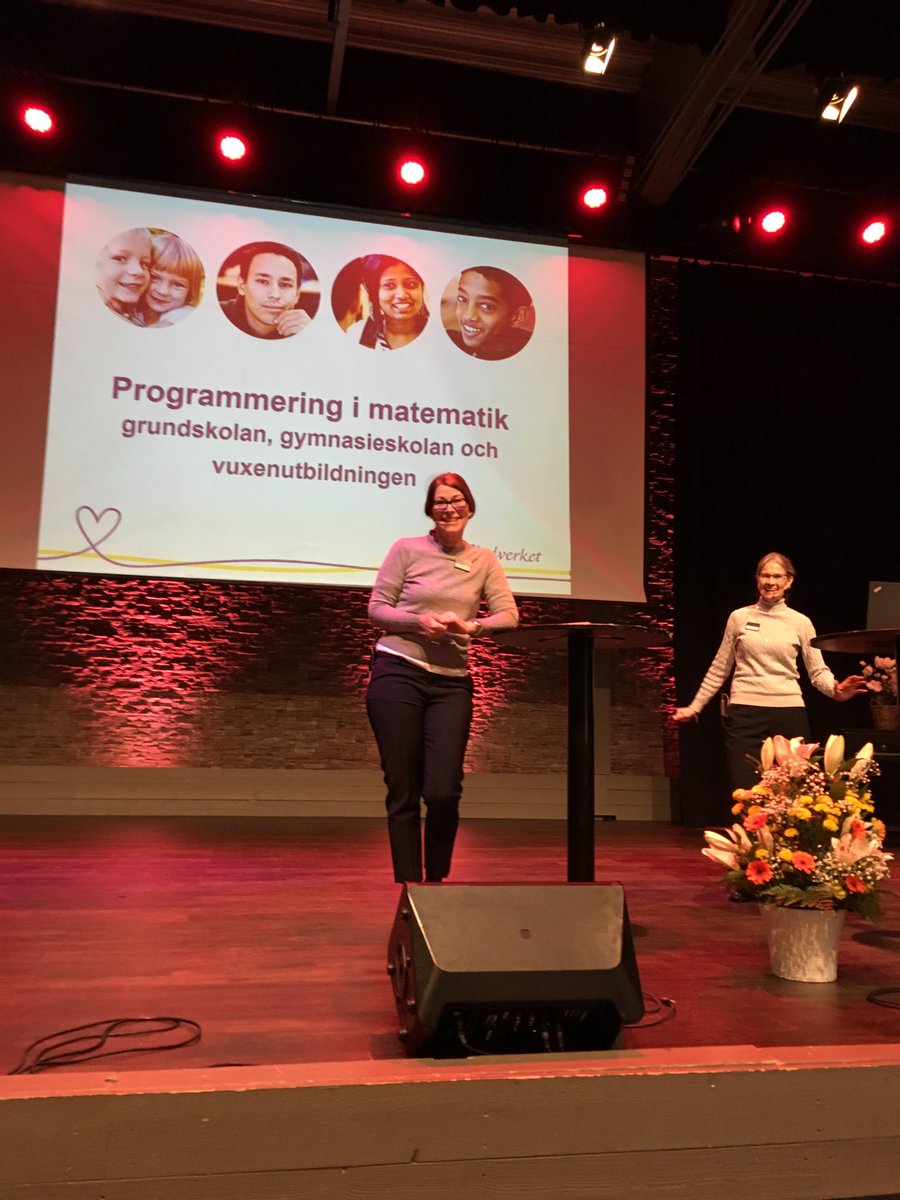 SannaWettergren's tweet image. Så fin scen - och stor! Nu börjar vi! 😊#progkonf #programmeringiskolan #skolverket #Falun