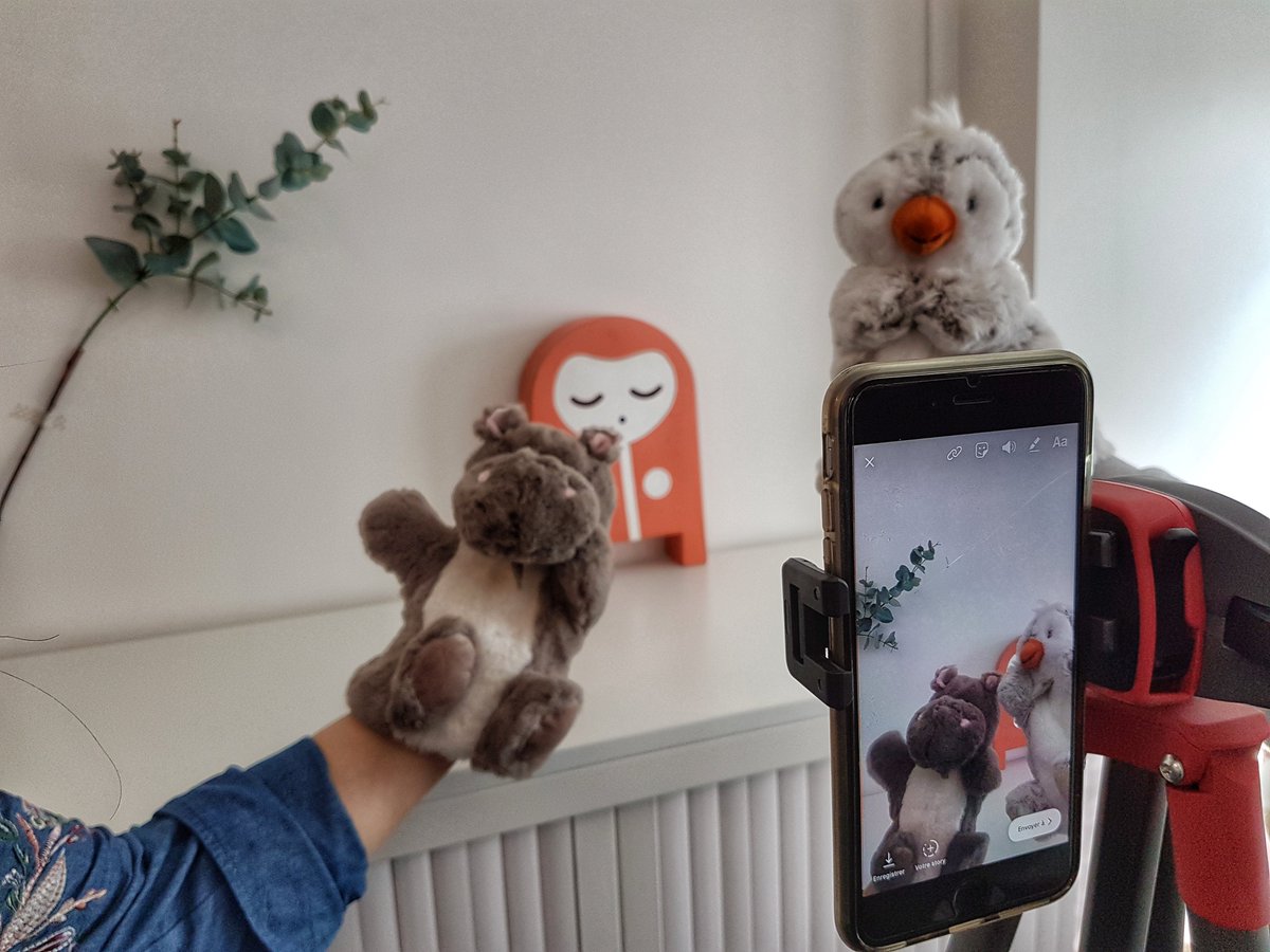 🎥 Nos community managers sont en plein tournage de stories Instagram pour l'@ArmoireDeBB !