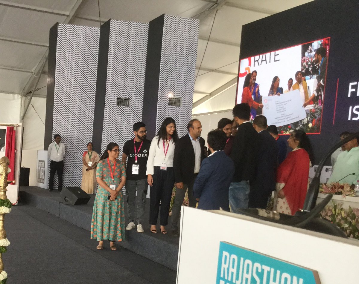 Gold Qrate card distribution by honourable CM <a href="/VasundharaBJP/">Vasundhara Raje</a> #RajasthanITDay2018