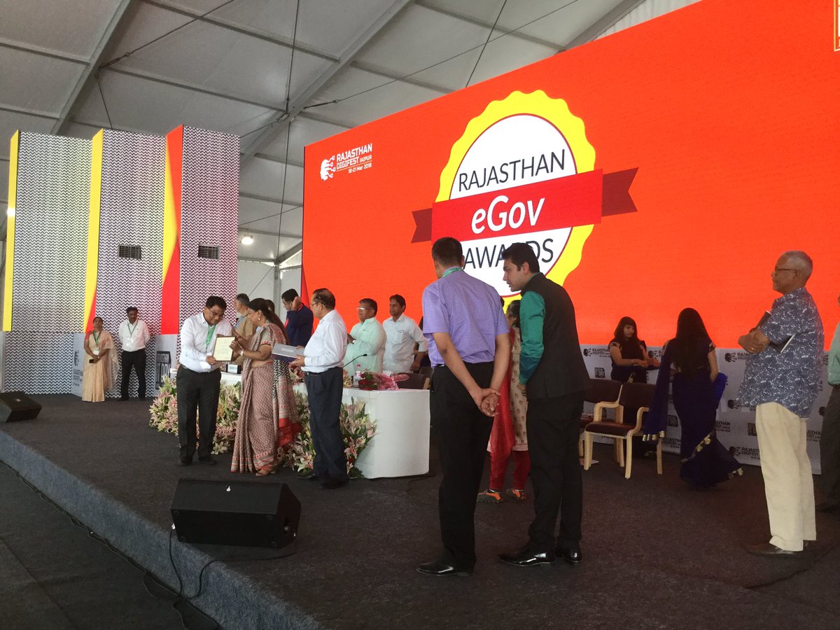 CM <a href="/VasundharaBJP/">Vasundhara Raje</a> awarding the awardees of Rajasthan eGov Awards #RajasthanITDay2018