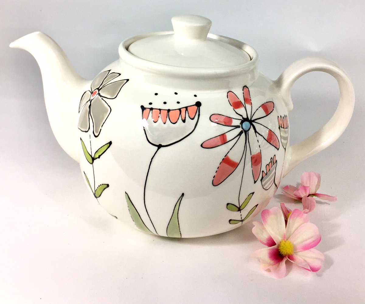 Put the kettle on and pull up a chair! Who doesn’t love a cup of tea? And with this large teapot it’s sure be a wonderful brew! ☕️🌸 gallerythea.co.uk/shop/category/… #Teapot #cuppa #tea