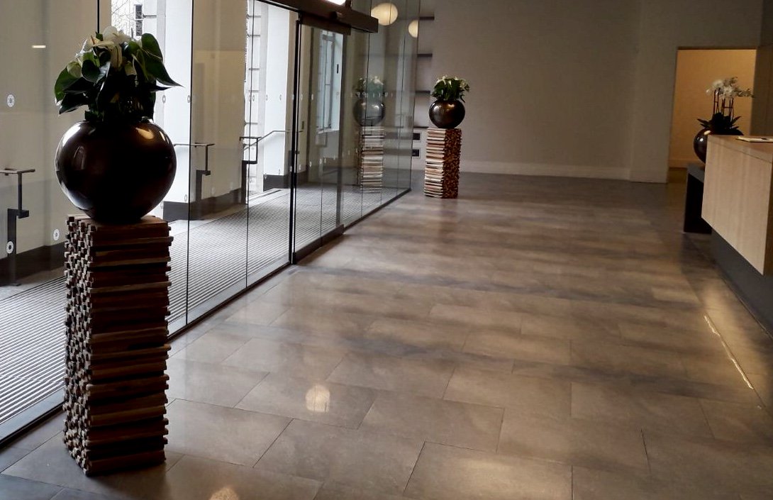UrbanPlantersNW's tweet photo. Fabulous, statement reception planting 👌🏻🌱 #upnw #valueofplants #reception #arkwrighthouse #manchester #planting #welcome #green #urbanplanters https://t.co/VoJQh7LYUu