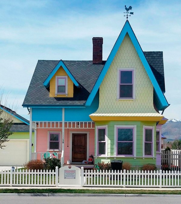 RentalsPMS's tweet photo. ¡El día de la casa! Muy famosa por sus globos en la película, esta peculiar casa, la podemos ver en Utah, Estados Unidos. No le falta ningún detalle, los colores, la valla blanca, el tejado... Incluso el interior es idéntico. ¿Sabéis de qué casa estamos hablando? #FelizMiércoles https://t.co/dHE3nOXjAa