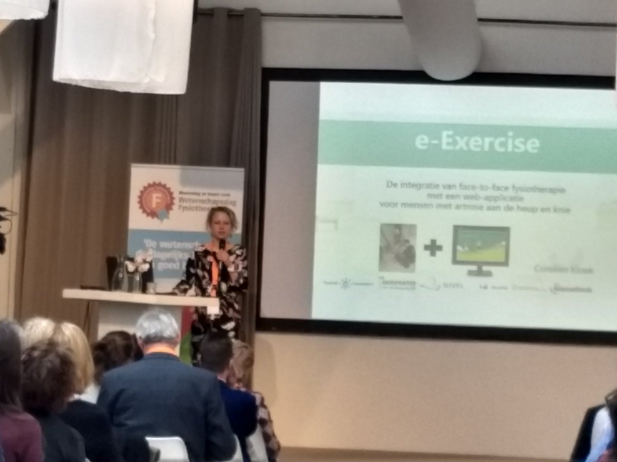 HU_Beweegzorg's tweet photo. Corelien pitcht tijdens de #wcf18 voor de proefschriftprijs #ehealth @BlendedExercise @CKloek #fysiotherapie https://t.co/Njwr0UNLtB