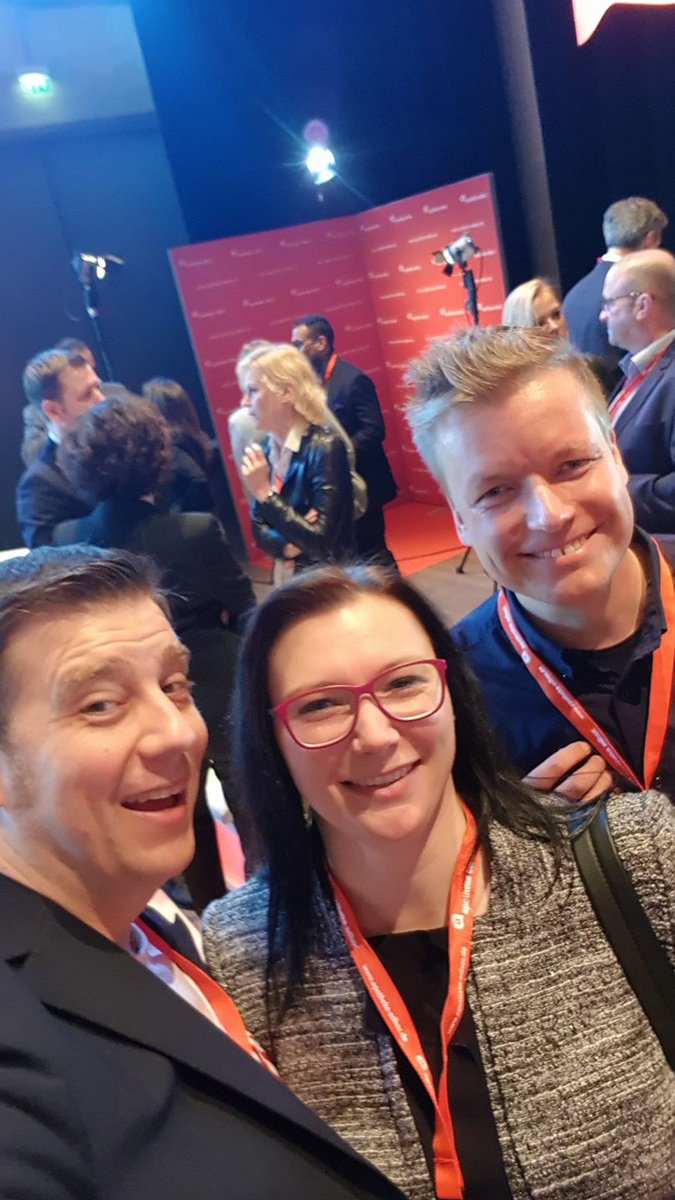 vimediApp's tweet photo. Wir sind heute gemeinsam mit @HarmuthSven und @janreuter in #Berlin auf der #VA18, wo zum dritten Mal die besten Ideen und Digitalstrategien aus #Apotheke und #Pharma prämiert werden. #vimediApp #Apotheker #Patient https://t.co/gaa0jpcXIe