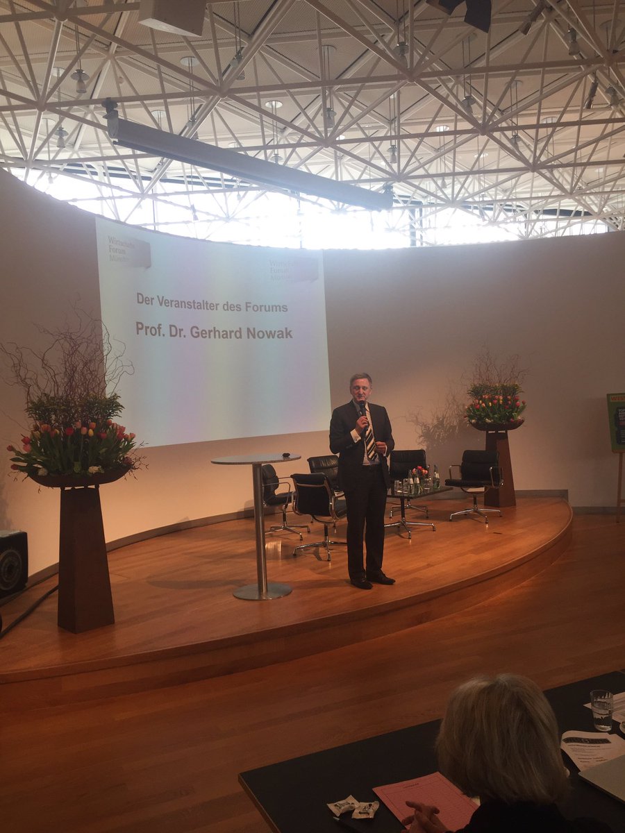 Prof. Dr. Nowak heißt alle Gäste beim #Wirtschaftsforum in Münster willkommen. Gleich wird bis Nachmittag über #ZukunftderArbeit diskutiert