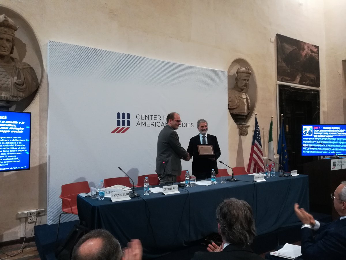 Complimenti a Claudio Spinaci, presidente di @UPetrolifera che ieri ha ricevuto il premio 'Uomo dell'anno' per il suo supporto al patrimonio industriale, professionale e delle competenze #MadeInItaly. #transizionenergetica #viscolube #oliusati #Industry40 #innovazione