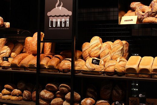 Multimoments, Dynamisch licht en #Energiebesparing bij <a href="/EmondtEnschede/">Emondt KMI fresh food interiors</a>. Gezien op <a href="/BAKKERSVAKNL/">vakbeurs Bakkersvak</a>. Lees meer in bakerynext.nl  nr. 5 pag. 3