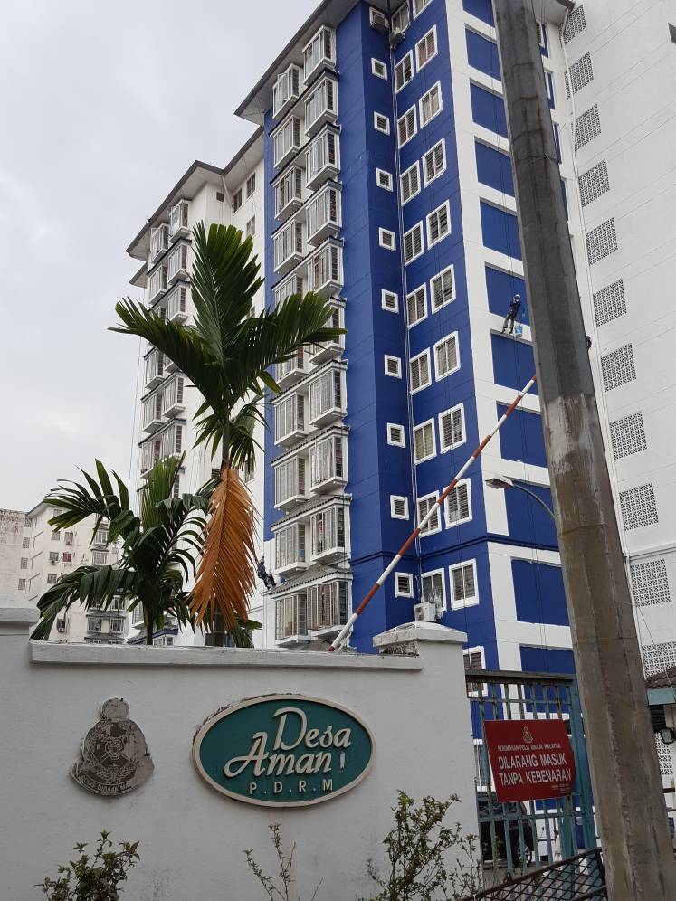 petalingputra's tweet photo. Perumahan Polis Desa Aman (1),  kian hari berubah dengan terkini hampir nampak warana cat, Projek Mengecat Semula oleh @kwp_gov dan #Dbkl . Terima kasih pd YBM Menteri WP @TengkuAdnanReal . #KaliIniLah @KDNPUTRAJAYA @PDRMsia @RajaNongChik @Zuhri https://t.co/hgu029JuOw