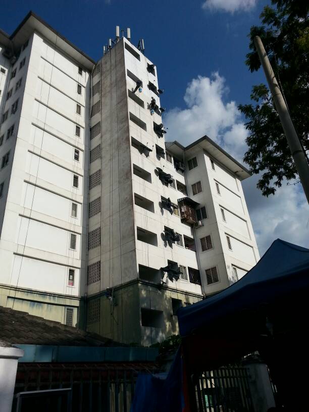 petalingputra's tweet photo. Perumahan Polis Desa Aman (1),  kian hari berubah dengan terkini hampir nampak warana cat, Projek Mengecat Semula oleh @kwp_gov dan #Dbkl . Terima kasih pd YBM Menteri WP @TengkuAdnanReal . #KaliIniLah @KDNPUTRAJAYA @PDRMsia @RajaNongChik @Zuhri https://t.co/hgu029JuOw
