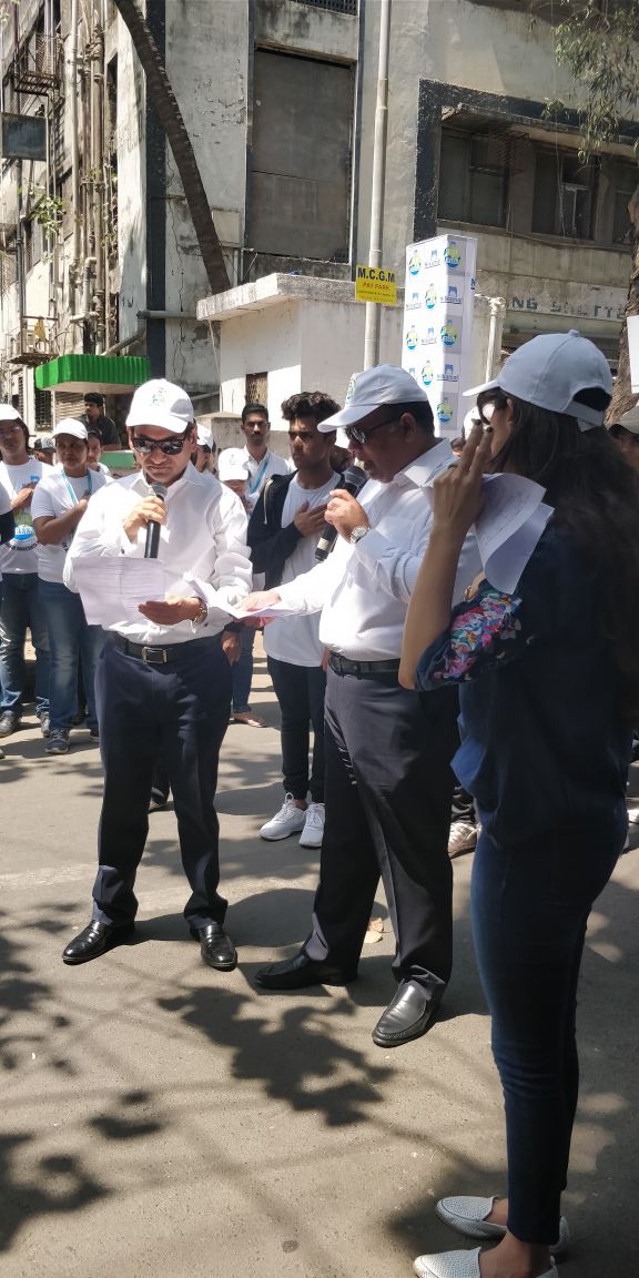nilkamal_ltd's tweet photo. Status: Presenting Mr. Hiten Parekh and Mr. Nayan Parekh who with their consequential pledge added a new meaning to our movement. Loved having your presence! Three cheers to them! #BlueForGreen https://t.co/ovN7PrucJw