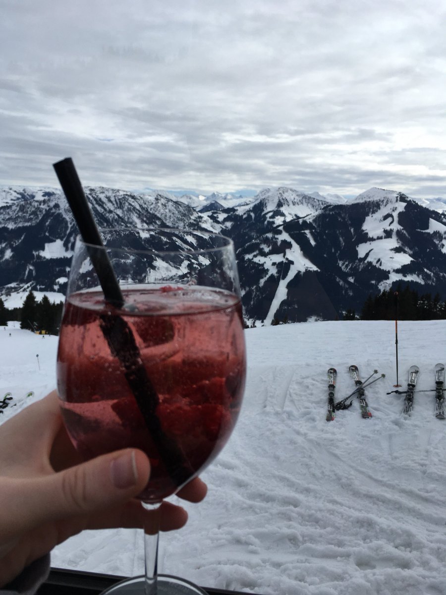 Scheffau_ski's tweet photo. Have your lunch in the Holzalm on 2a in Brixen with views of Westendorf. Have a well deserved Lila Spritz and some delicious food after your morning on the slopes🍷 #PitStop #Prost https://t.co/ZmtIh4nfXp