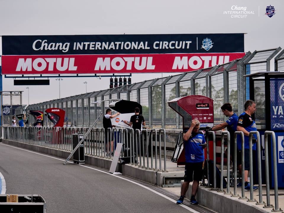 AltheaRacing's tweet photo. Chang International Circuit, ultimi preparativi in vista del 2โ round del WorldSBK 2018.
#goAlthea @GulfOilIntl @BMP_TAPPI @BMWMotorrad https://t.co/J3JoC6YpCo