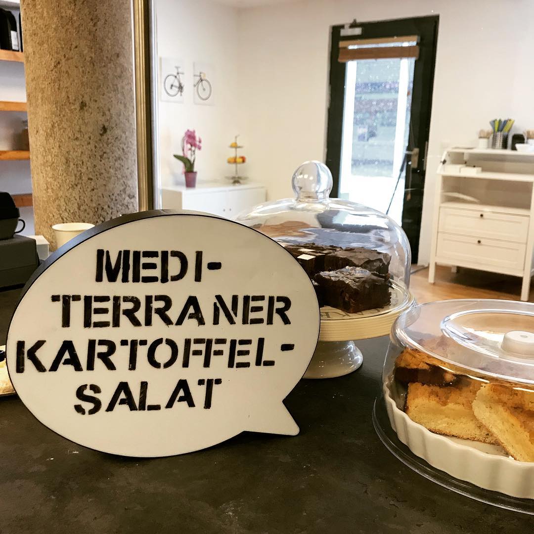 dukitchen's tweet photo. Unser Salat des Tages...mit und ohne Oliven...  🏖️🥔 🇨🇵️
dazu frisches Fladenbrot 🥖☺️💛

#happywednesday #mittagspause #sommerimbauch #rosenheim #stephanskirchen #happing #kolbermoor #salat #kartoffeln #tomaten #brownies #frühlingsgefühle #mittelmeer #yummie https://t.co/X2AVv5giYZ