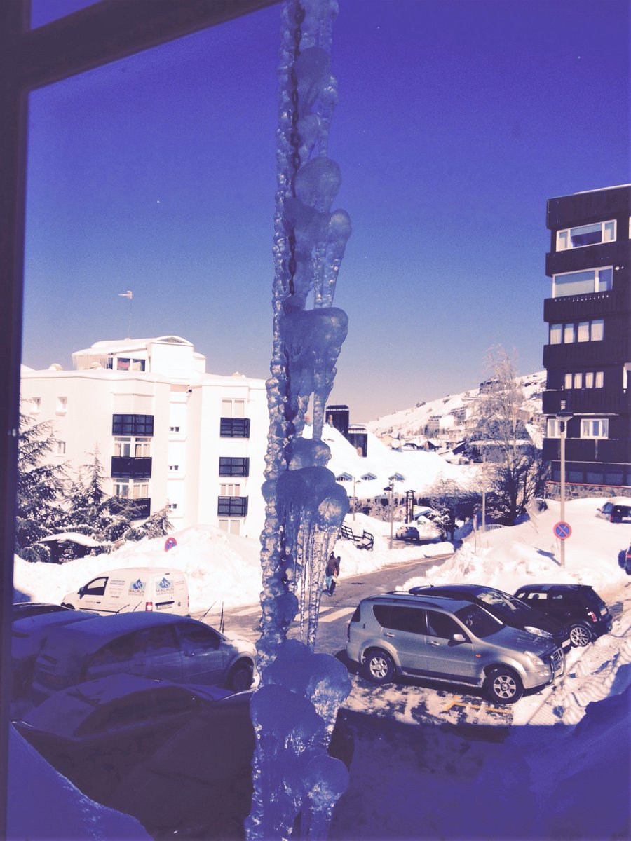 ❄️☃️Después de estos días de #nieve nos hemos quedado #congelados. Toca entrar en calor gracias a la vuelta del #sol
#sierranevada #solynieve😎🌞🏔️