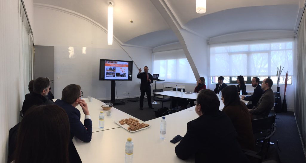 Presentación en <a href="/ceinnavarra/">ceinnavarra</a> de #6kforwater con <a href="/WorldVisionONG/">World Vision España</a> 19 mayo en #Pamplona y #Madrid por cada km que se corra o camine, un niño de Uganda no tendrá que hacerlo. 6kforwater.kinendu.com