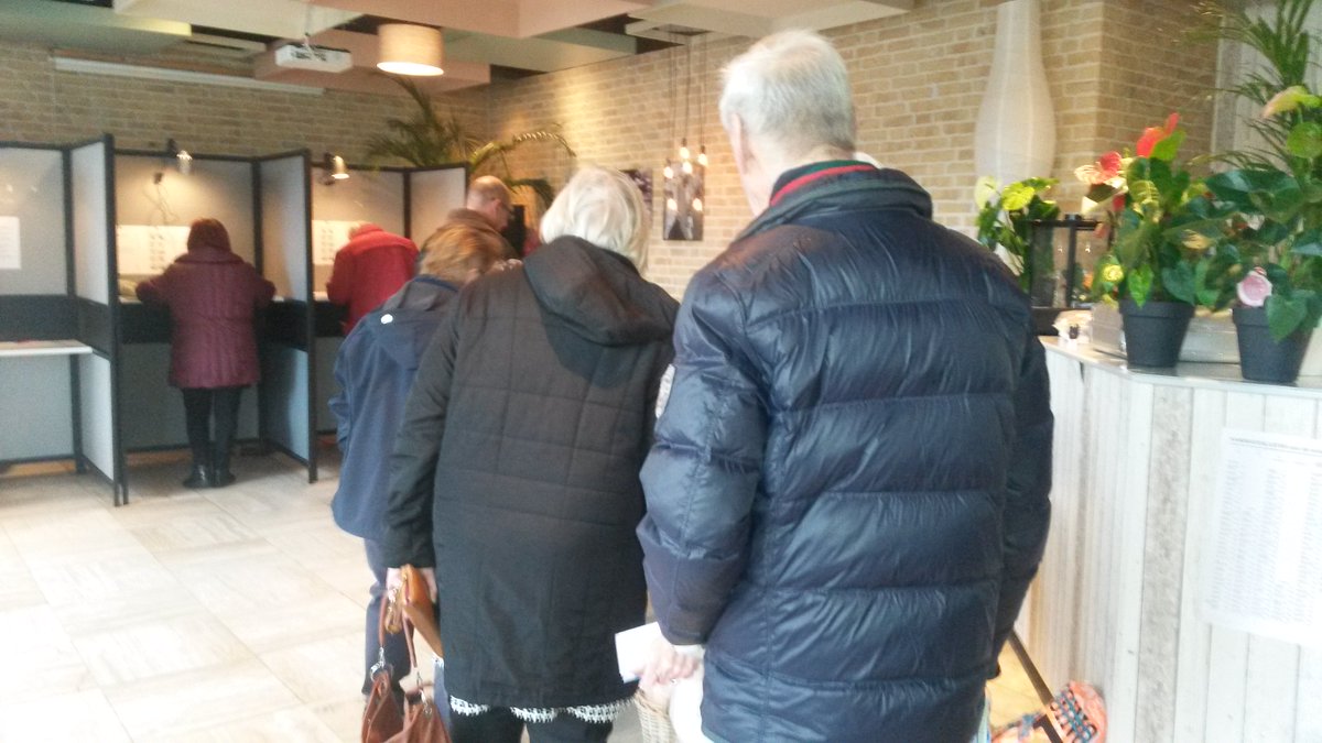 In Rijnsburg staan de mensen in de rij voor het stemhokje.