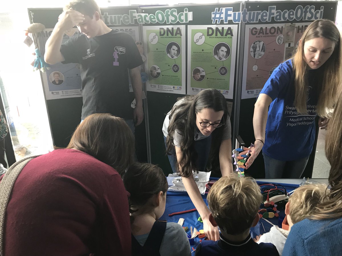 futurefaceofsci's tweet photo. Great photo of our fab volunteers from @SwanseaMedicine teaching children about #dna 👨🏽‍🔬👩🏻‍🔬 #futurefaceofsci stand @The_Waterfront #supersciencesatuday poster featuring #rosalindfranklin and current researcher @DrJohnsonSwan from @IVTG_Swansea @SwanseaUni https://t.co/d4I7LCAqTJ
