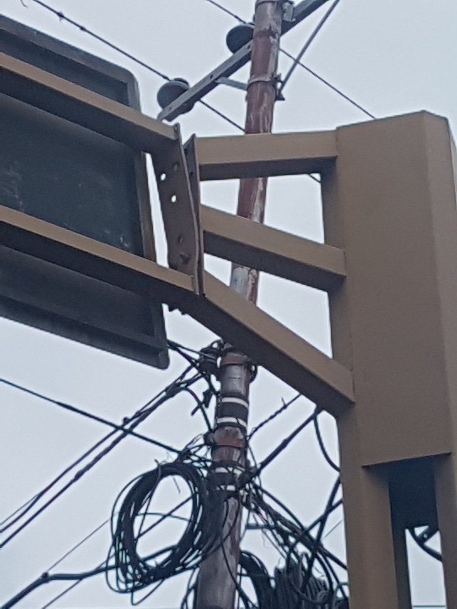 DDMS3004's tweet photo. A las autoridades de la @MatBolivariana y @wilfredoordazt  acudir a la reparación deeste semáforo que está a punto de caer.. @ciroramones https://t.co/xYgx2bCDEc