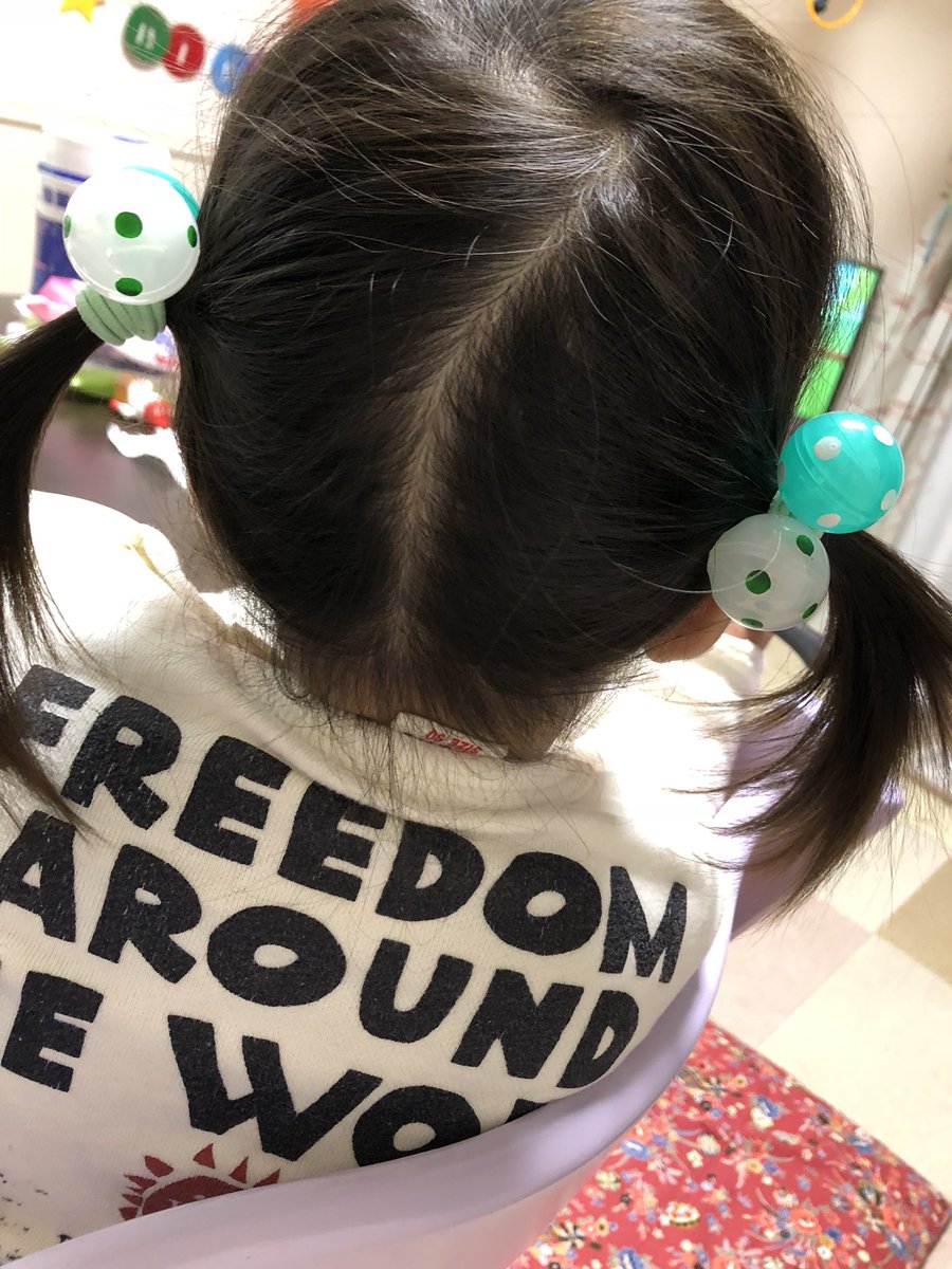 さとこ 引越し片付け終わらない 髪の毛を結ばせてくれない怪獣 夏に向けて結ぶ練習 輪ゴムみたいな細いゴムだと嫌がったし バースデイで選ばせた うさぎとボンボン のやつなんて言うの まさか 緑の水玉選ぶと思ってなかった やだと言い