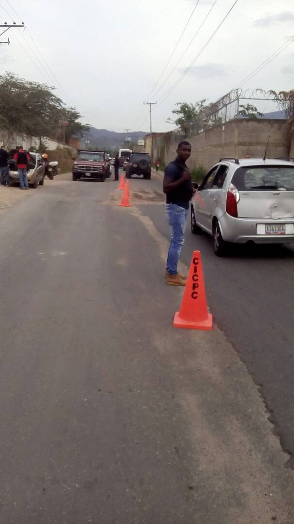 EJE DE VEHICULOS GUARENAS  realiza despliegue de seguridad en el Sector El milagro Guatire.  #CICPC <a href="/DouglasRicoVzla/">Douglas Rico</a> <a href="/veh_guarenas/">VEHICULOS GUARENAS</a> <a href="/ruiz231/">Pedro RUIZ  BOUTTO</a> <a href="/PRENSACICPC/">PRENSA CICPC</a>