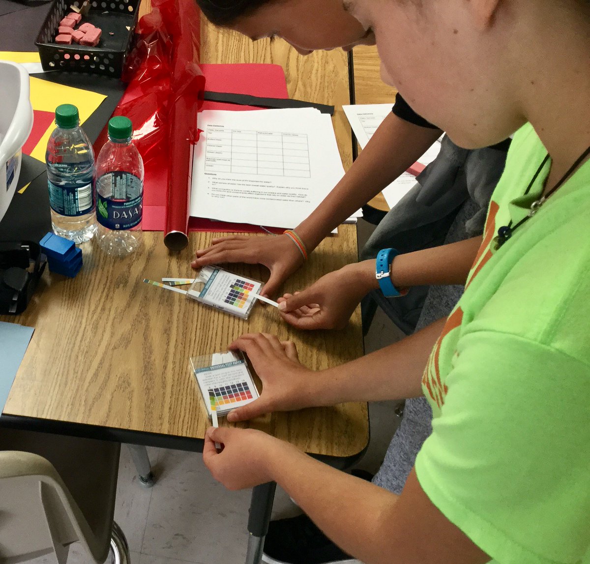 SoCalSTEAMteach's tweet photo. Collecting data on water quality and making connections to how water quality affects ecosystems. @AdaHarrisKids @CardiffSchools #science #datacollection https://t.co/AvVLOtrlcy
