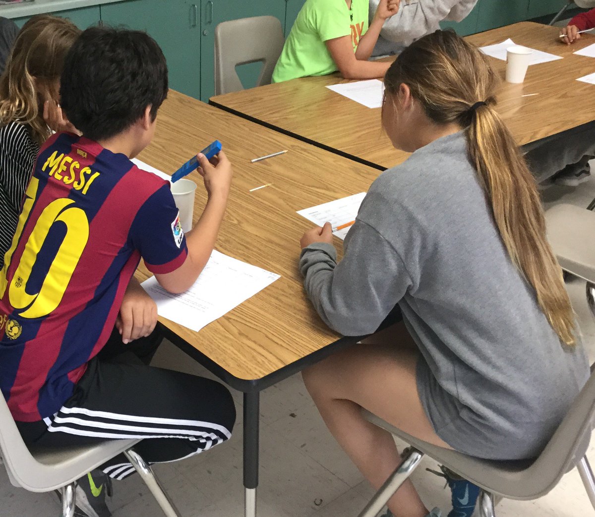 SoCalSTEAMteach's tweet photo. Collecting data on water quality and making connections to how water quality affects ecosystems. @AdaHarrisKids @CardiffSchools #science #datacollection https://t.co/AvVLOtrlcy