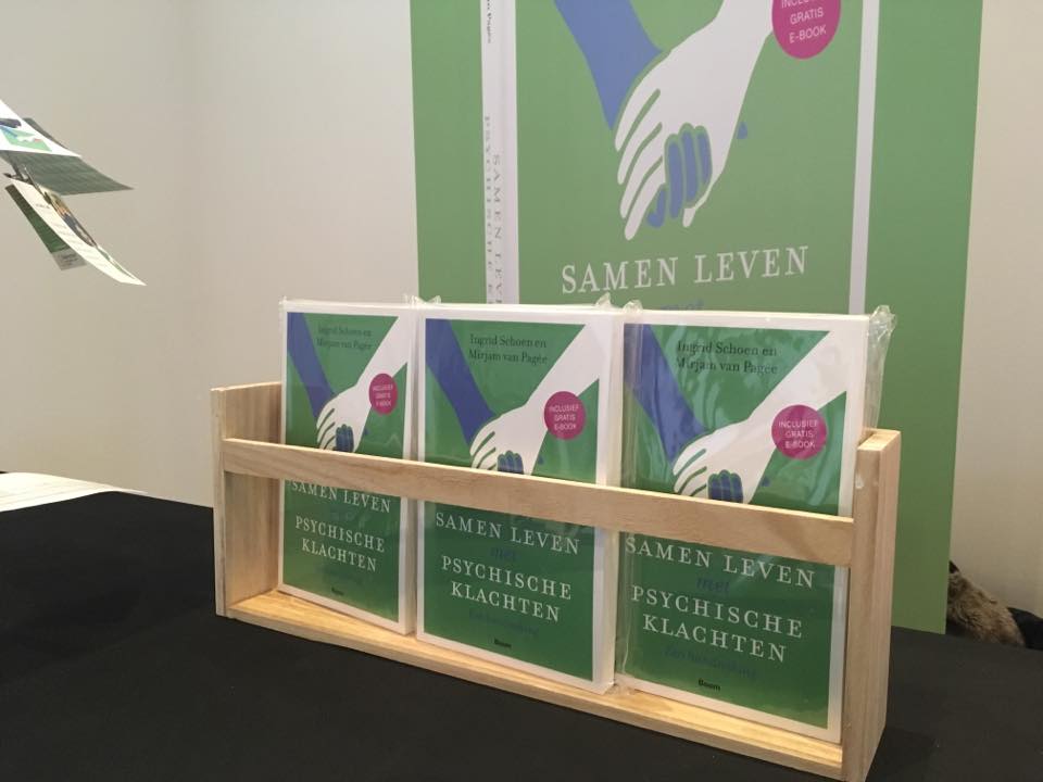 Review via Bol.com 27/11/'17: 'Dit boek is zo dichtbij het vuur geschreven. Alsof er iemand in mijn eigen huis, achter de voordeur meekijkt ...Ik vind dat elke 'partner van' de kans moet krijgen dit boek te lezen'.  bit.ly/2AqrJnv #samenlevenmet